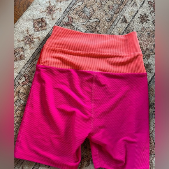 Beach Riot | Cora bike shorts in magenta and coral - Picture 5 of 5